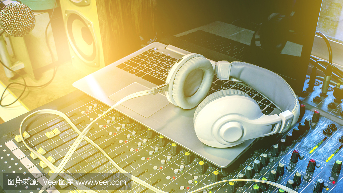 在錄音室監聽耳機。