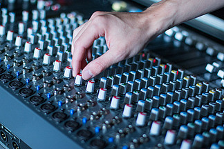 在錄音室進行專業(yè)音樂制作。音響工程師正在工作。